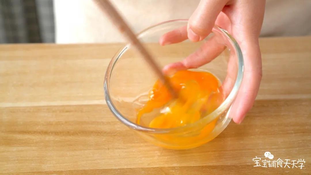 打散鸡蛋，加入松茸粉调味