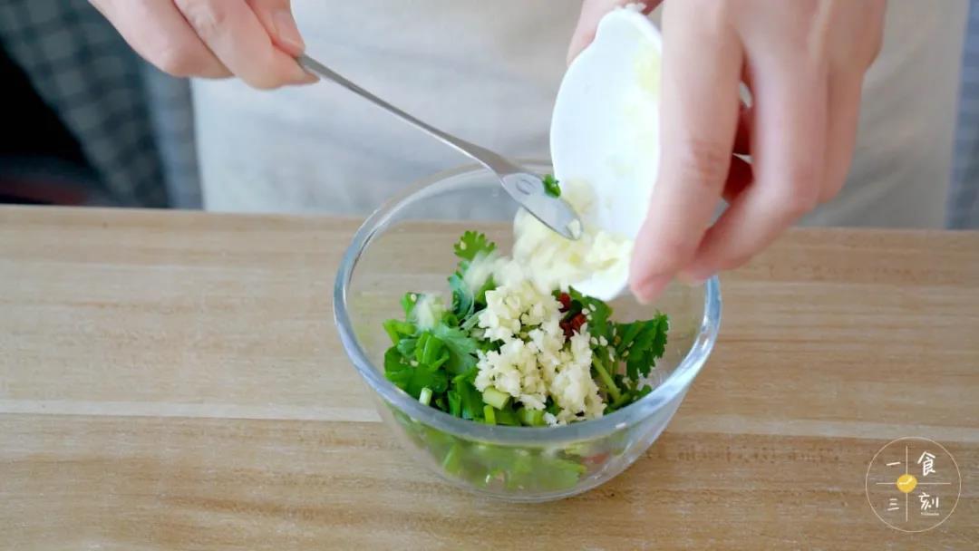 葱花、香菜、蒜末、辣椒、白芝麻放入小碗中
