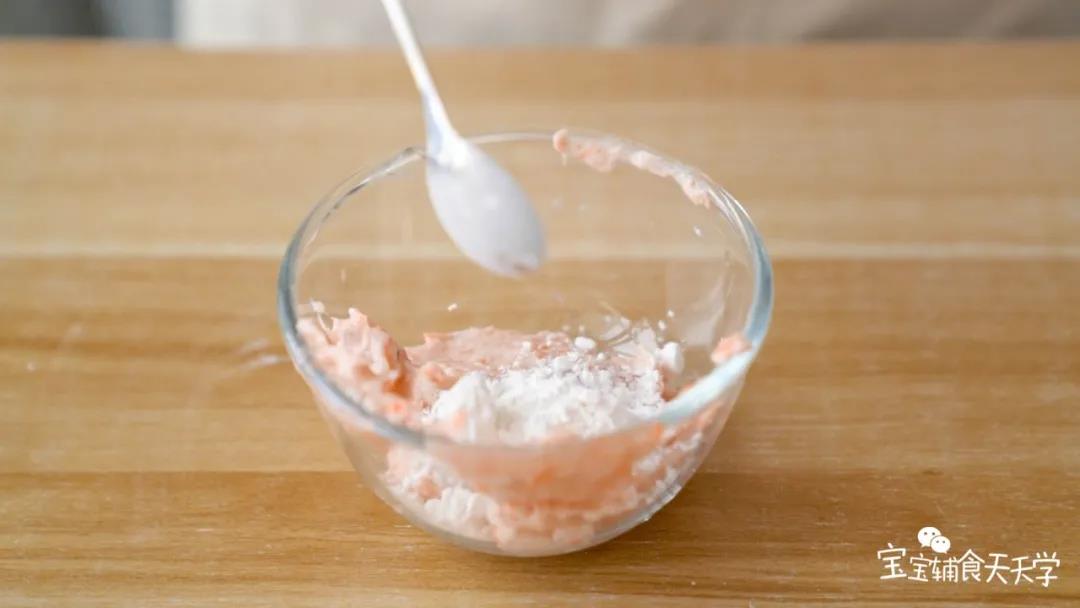 加入玉米淀粉和芝士粉，搅拌上劲