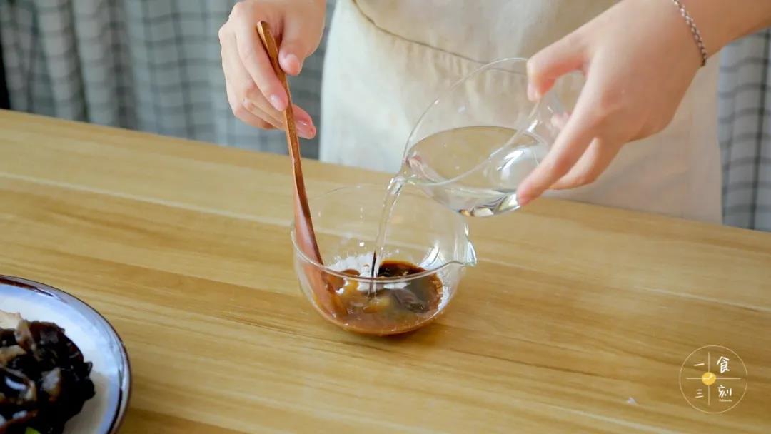 拿一个碗，调个料汁，倒入生抽、蚝油、淀粉和凉水，搅拌均匀