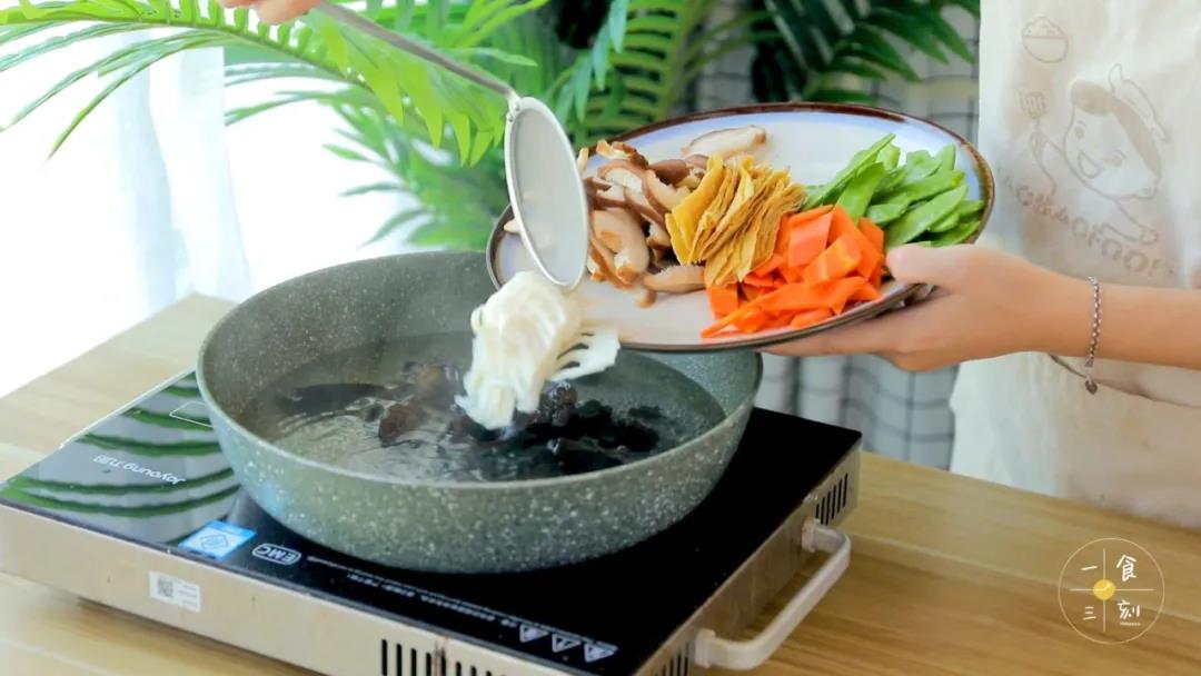 烧一锅水，先下入木耳和笋