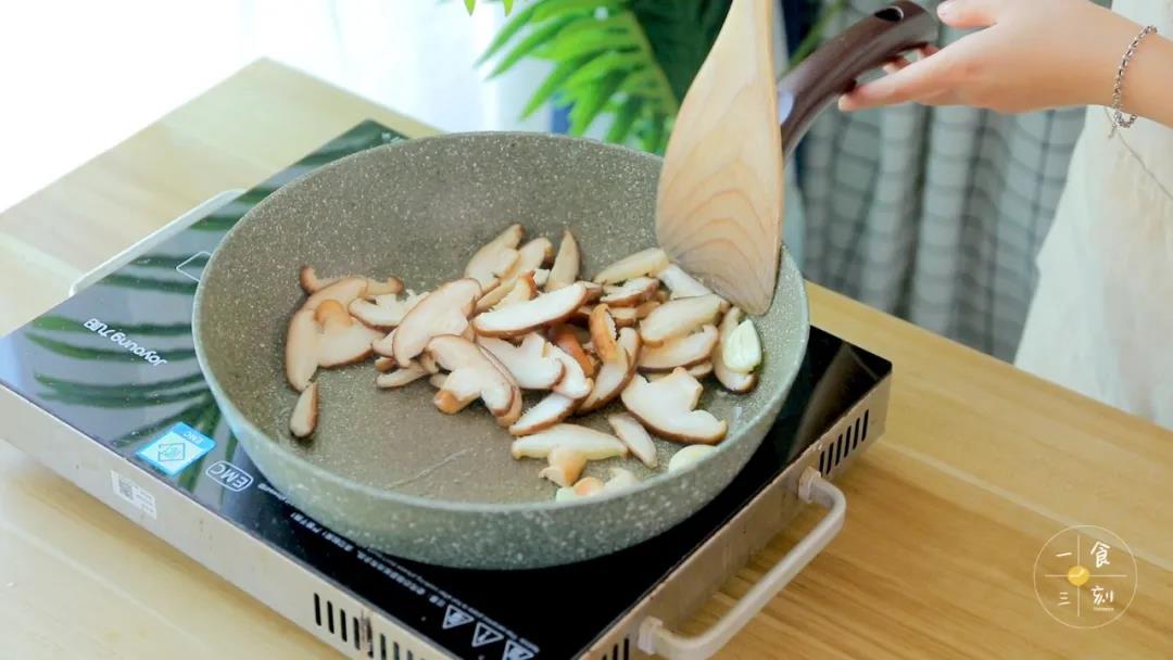 下入香菇片，煸炒至变软后，倒入豆皮，稍微煎一会