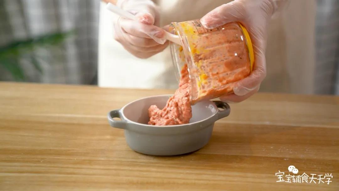 倒入肉泥，抹平，盖上盖子