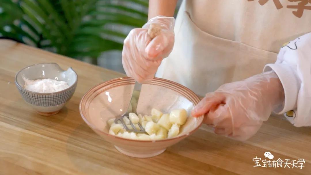 山药去皮切段，蒸熟，压成泥