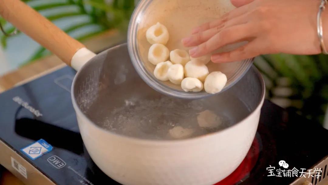 水开倒入山药窝窝，煮一会定型后捞出备用
