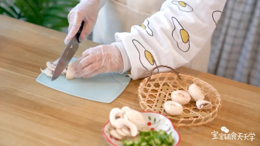 口蘑切片，番茄去皮切丁，秋葵切片