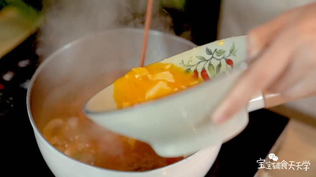 最后淋入蛋液，搅拌成蛋花即可