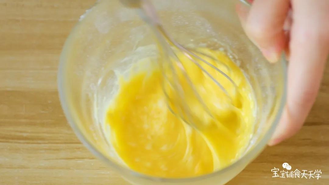 第3步：鸡蛋加入面粉打成蛋液