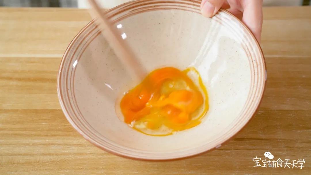 打散鸡蛋搅拌均匀，倒入米饭中拌均匀