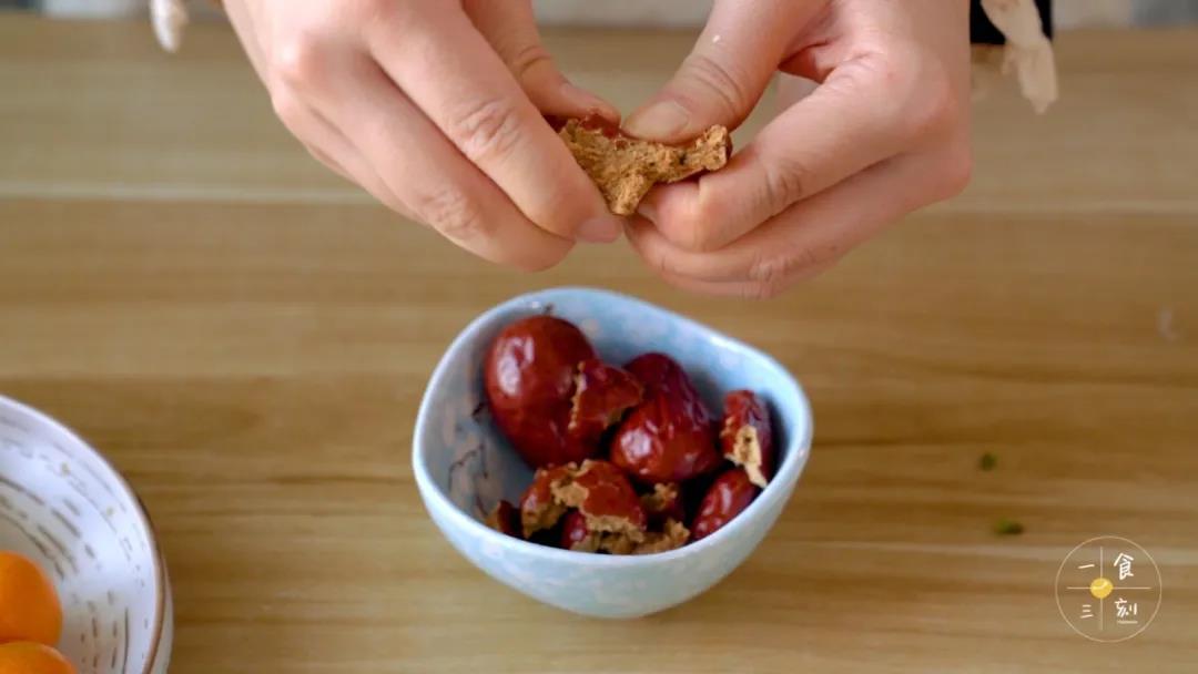 红枣去核，切块