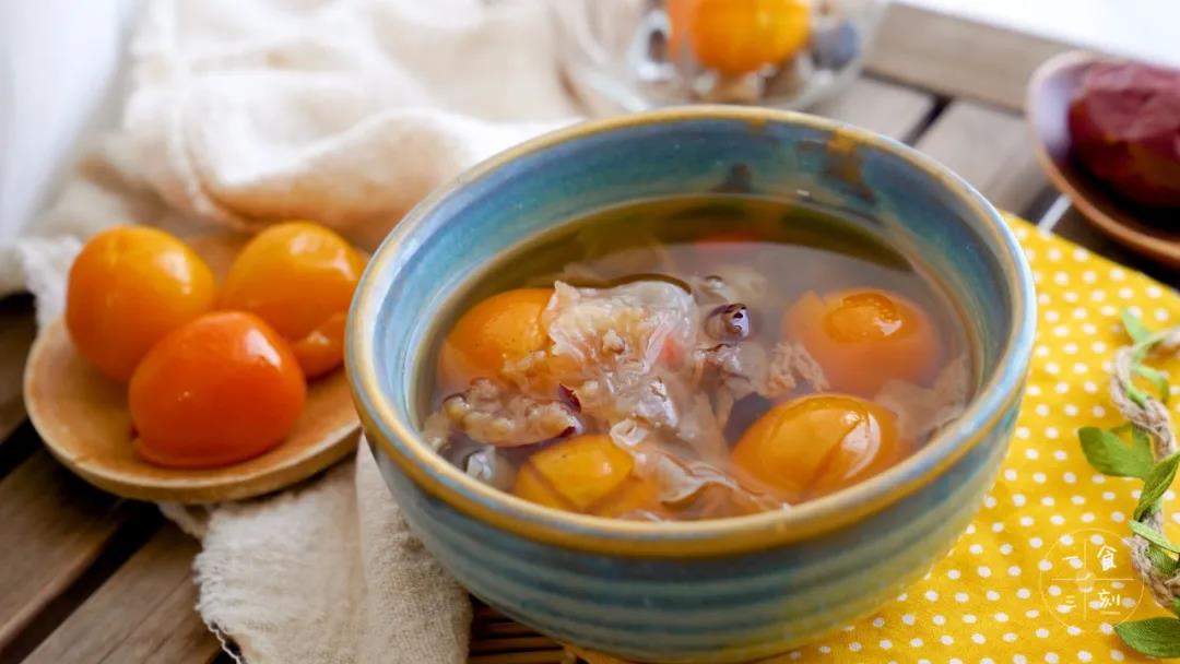 金桔的清香果味为糖水带来了清新的口感，银耳滑滑溜溜的，让这碗汤羹多了一份绵绸醇厚的口感。