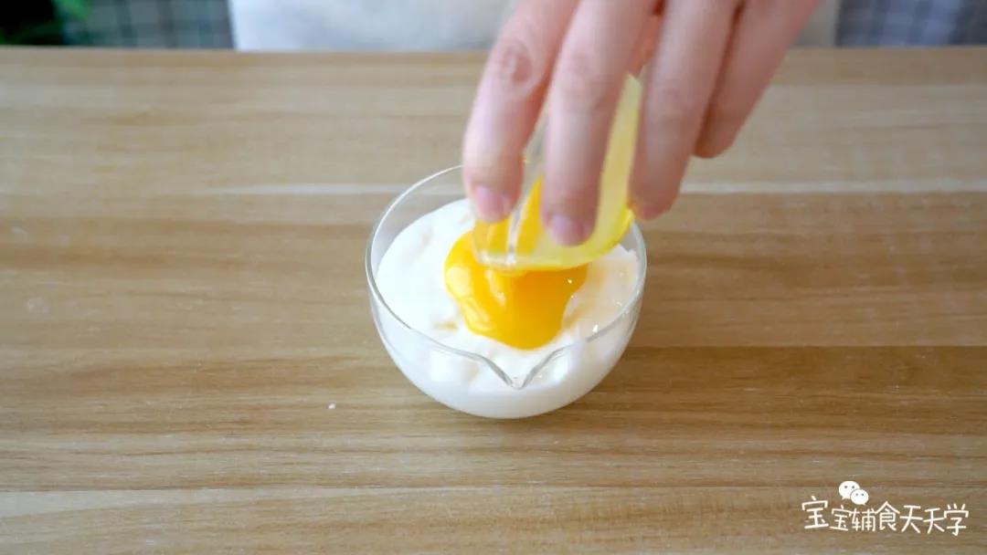 蛋黄和酸奶混合，搅拌成糊状