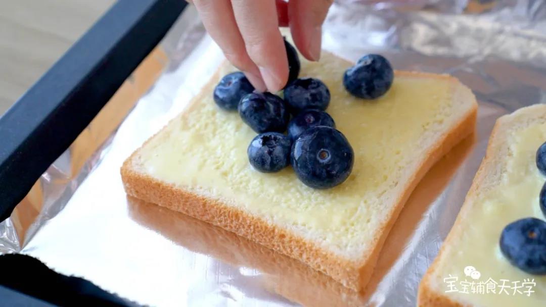 铺上蓝莓，再涂抹一层酸奶糊