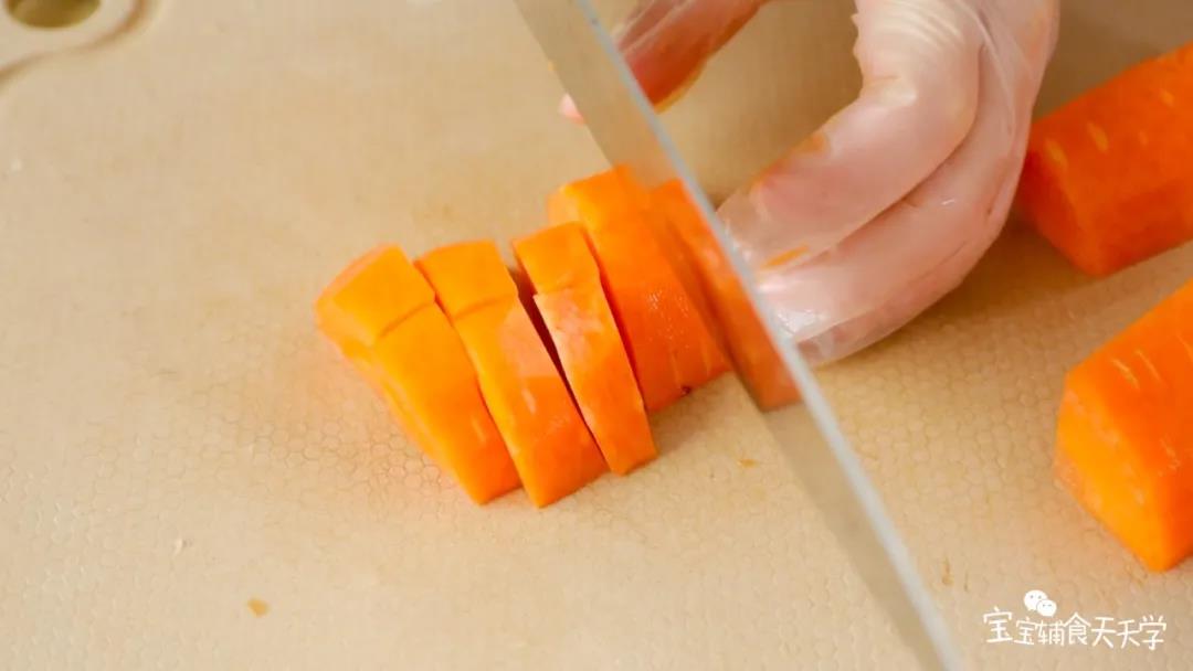 胡萝卜、山药切小块，红枣对半切开