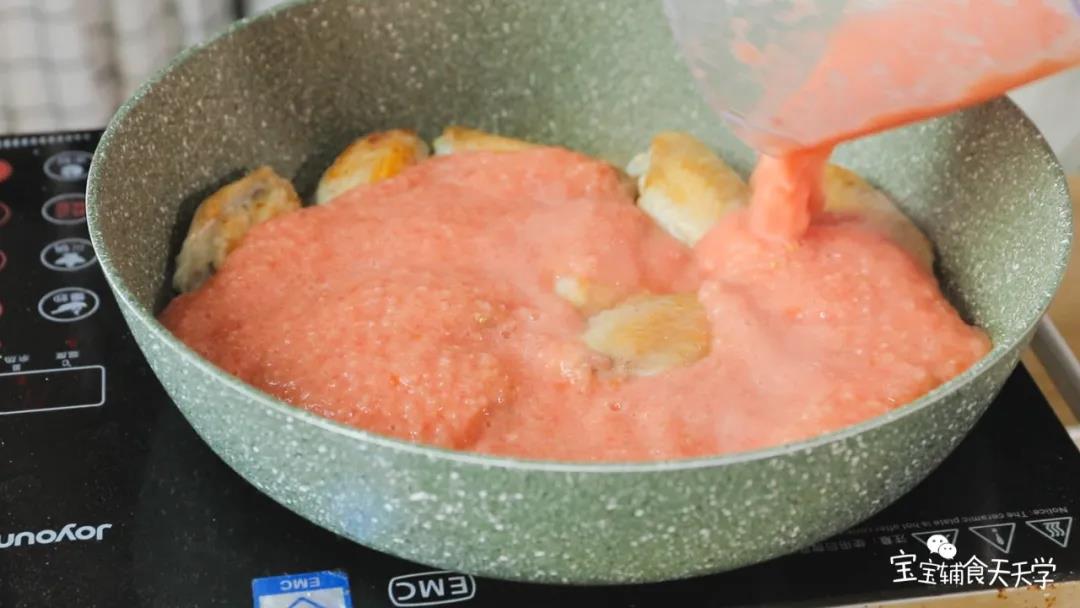 倒入番茄苹果汁