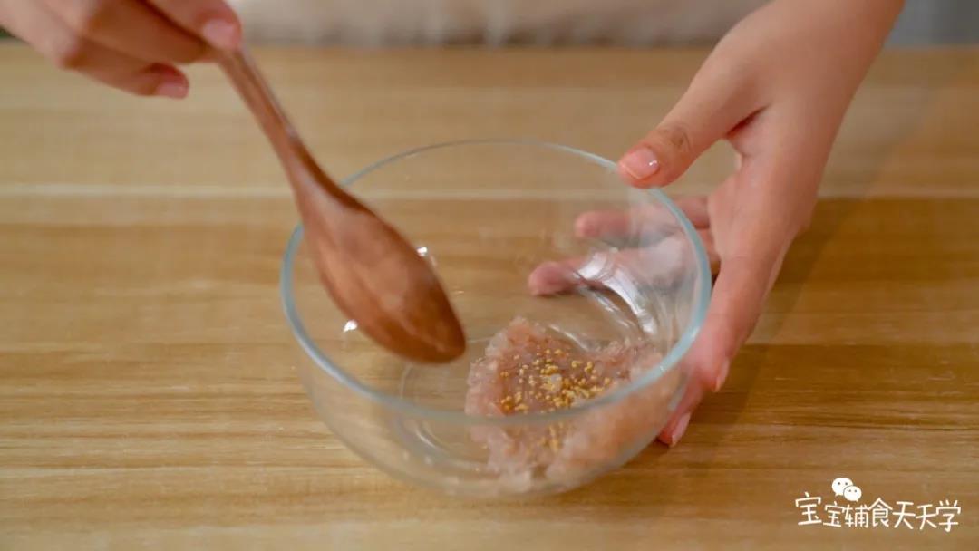 第5步：加入松茸粉，搅拌均匀整理成团