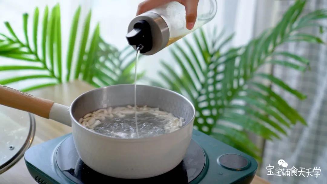 第6步：锅中加入水，待水沸腾后，加入粉丝、白玉菇，煮至熟软