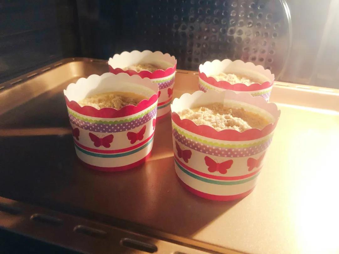 烤箱充分预热，160度中层烤25-28分钟。