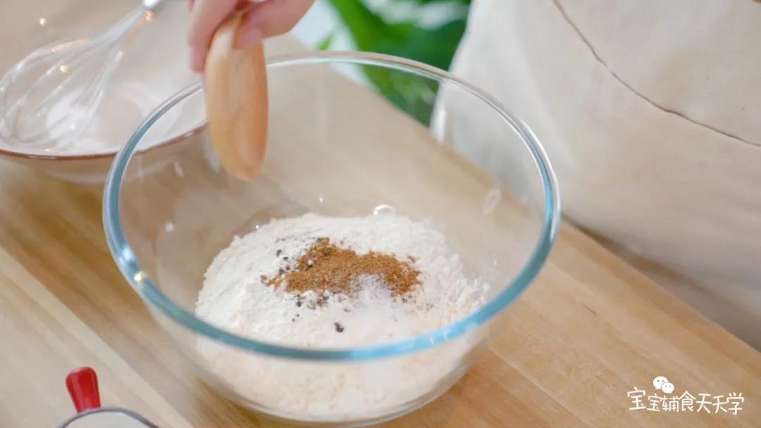 将面粉、盐、泡打粉、黑胡椒、孜然粉混合均匀