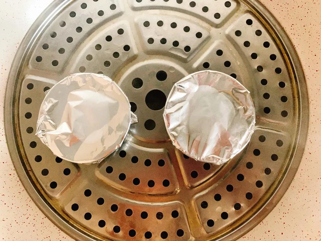 用锡纸包住，锅内水煮沸，蒸10分钟，关火焖5分钟。