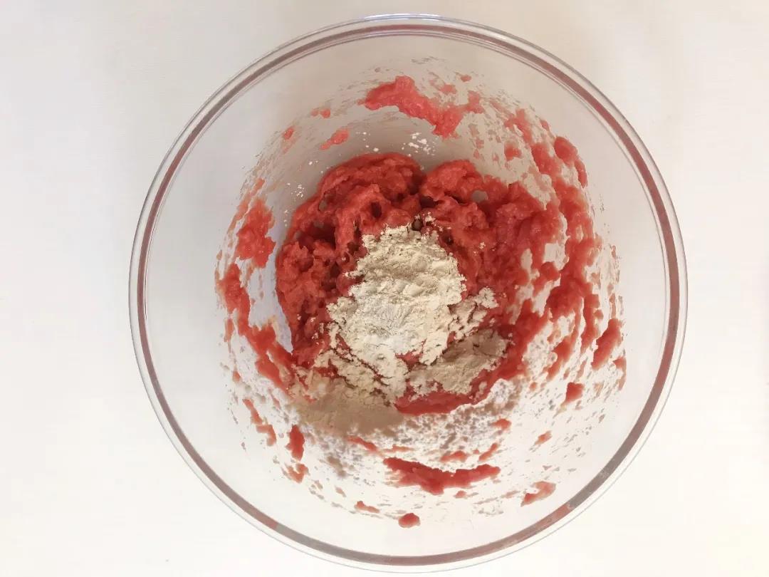 搅拌均匀后加入藕粉。