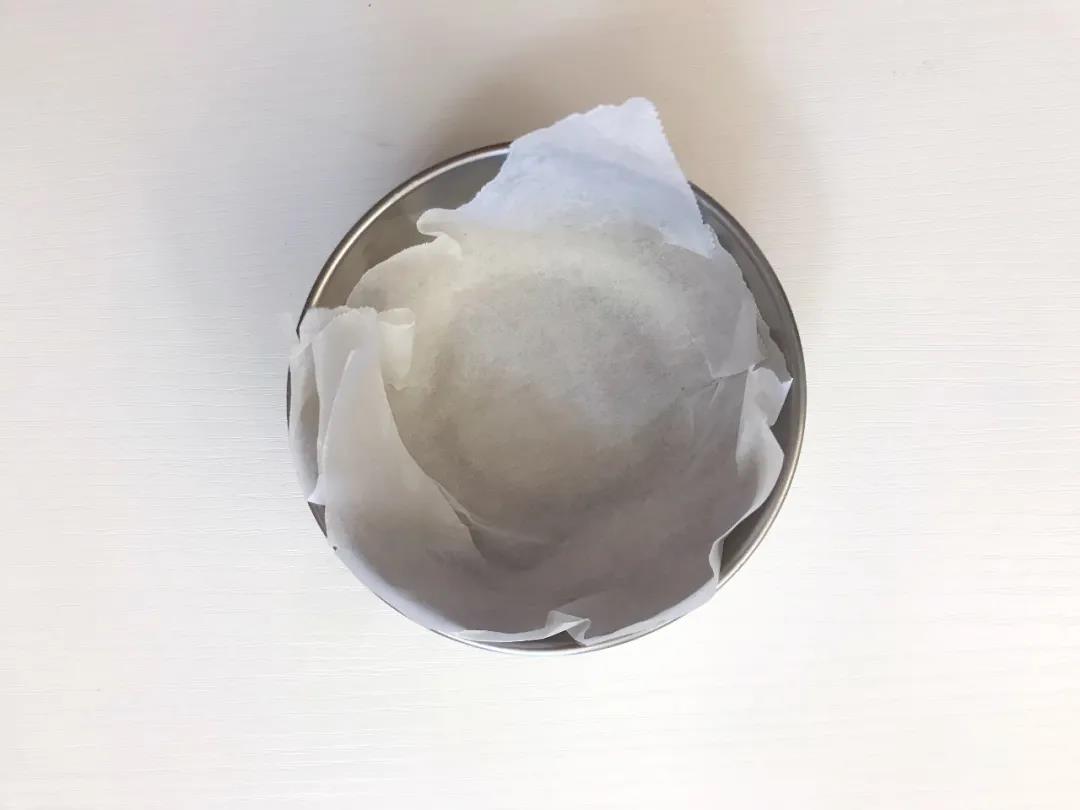 可蒸制容器内垫上油纸。