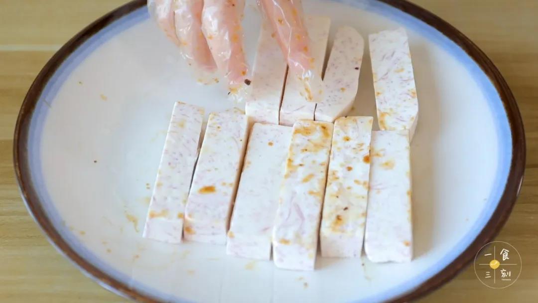 在盘子里先垫上一层芋头条，然后淋上少许玉米油和盐