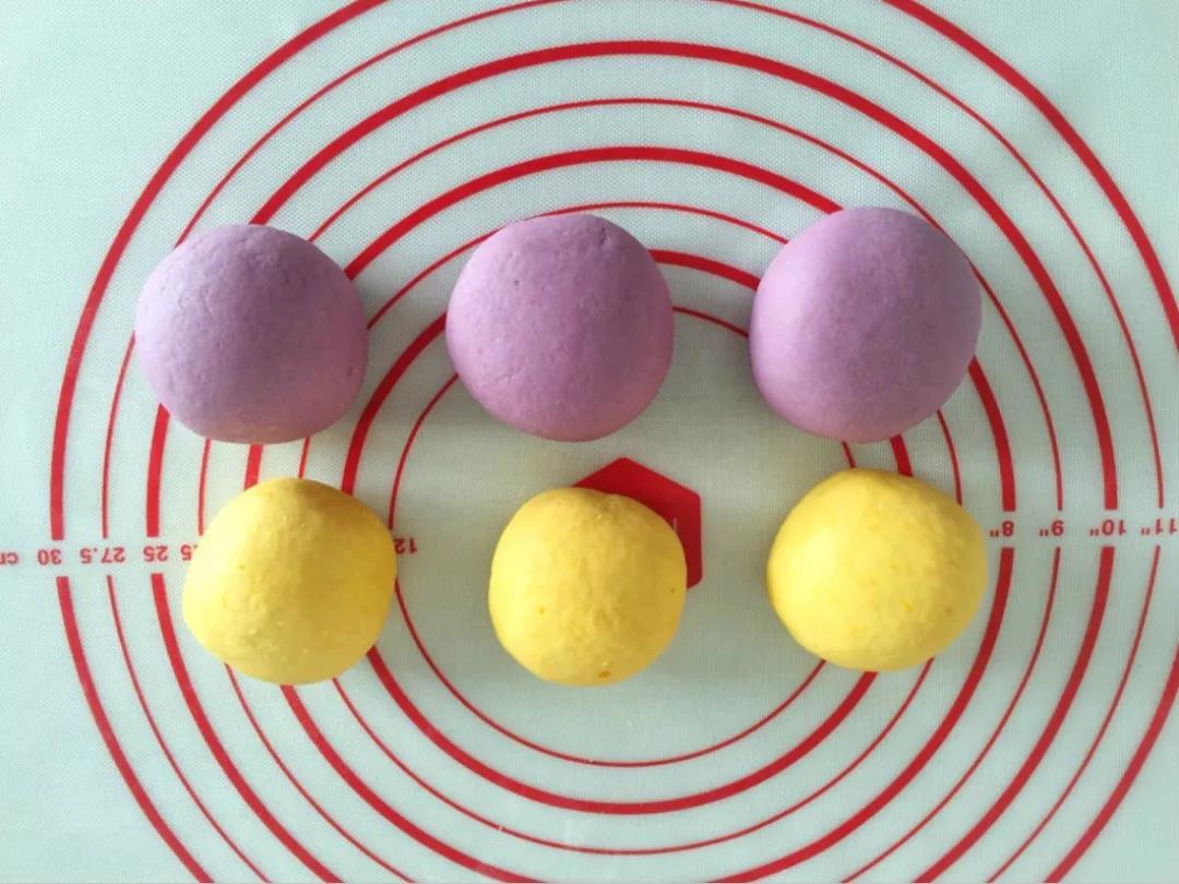 第2步：发酵好的面团平均分成3份，揉圆。