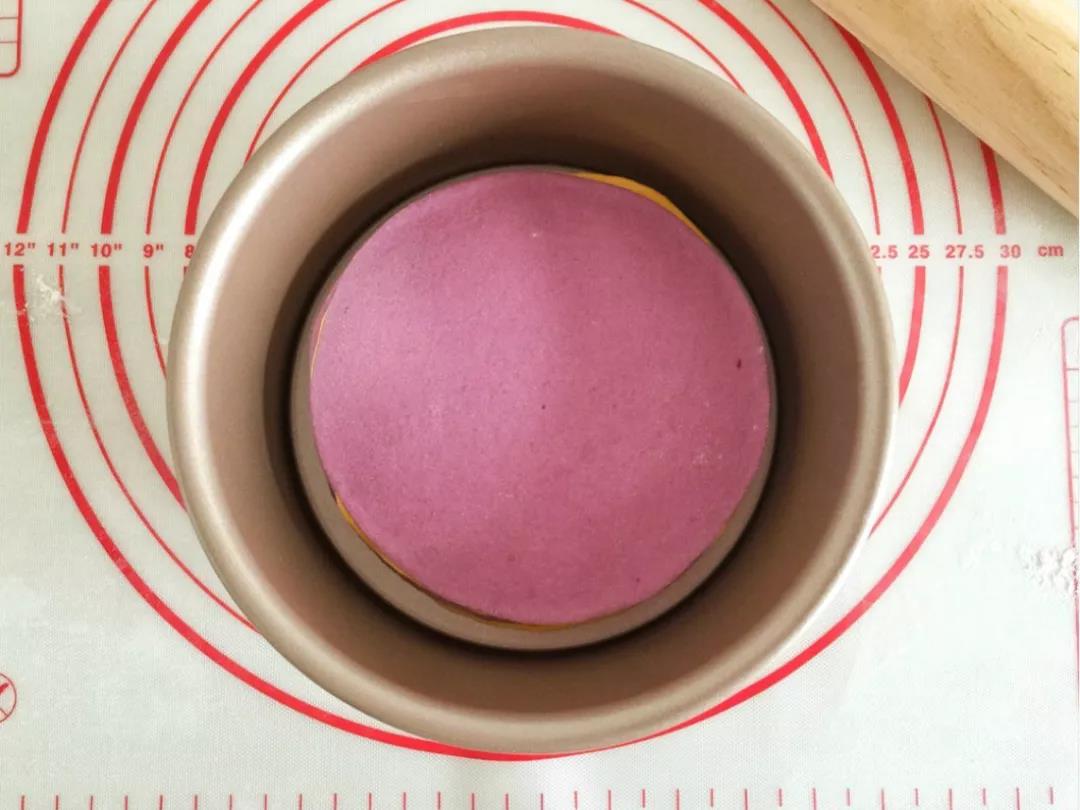 第5步：叠放好的面片放在模具里，再次入蒸锅发酵。