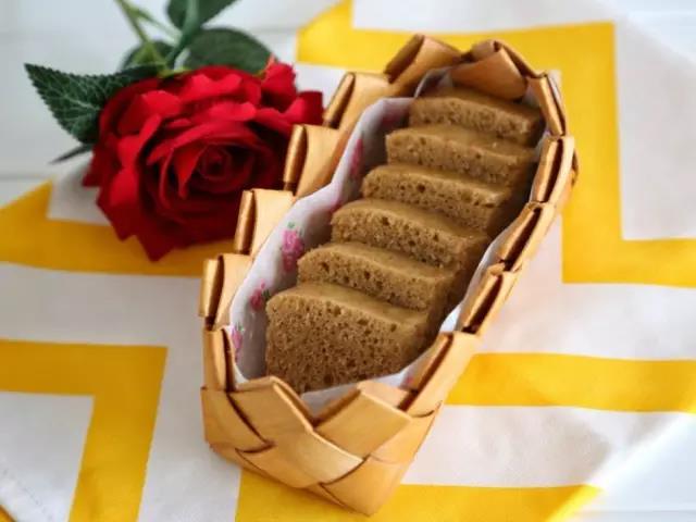 给宝宝做手指食物。