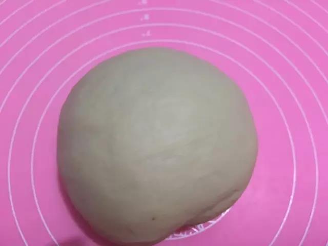发好后取出面团揉至光滑再醒5分钟。