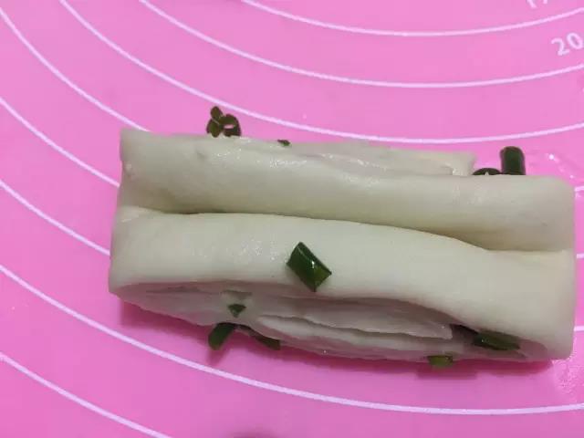 用筷子在中间压一下，然后拉一拉，卷两圈捏紧接口。