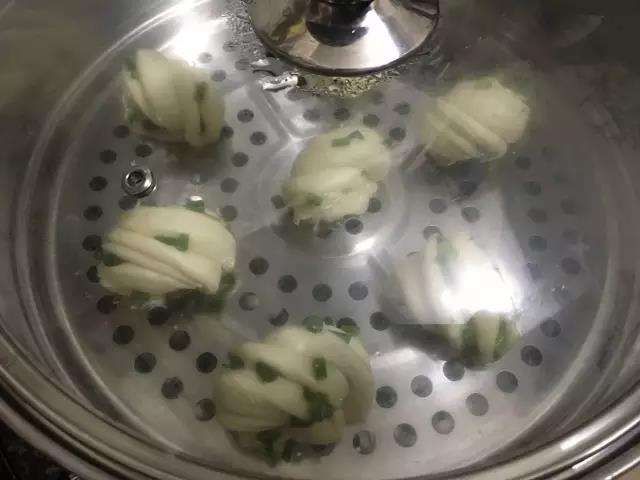 放进蒸锅醒发半小时，开火蒸12分钟。