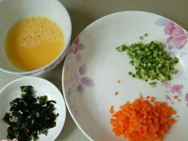 黄瓜、胡萝卜剁碎，海苔剪碎，鸡蛋打散。