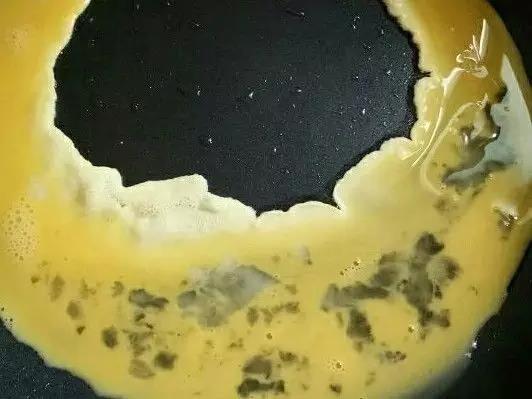 鸡蛋入锅炒熟。