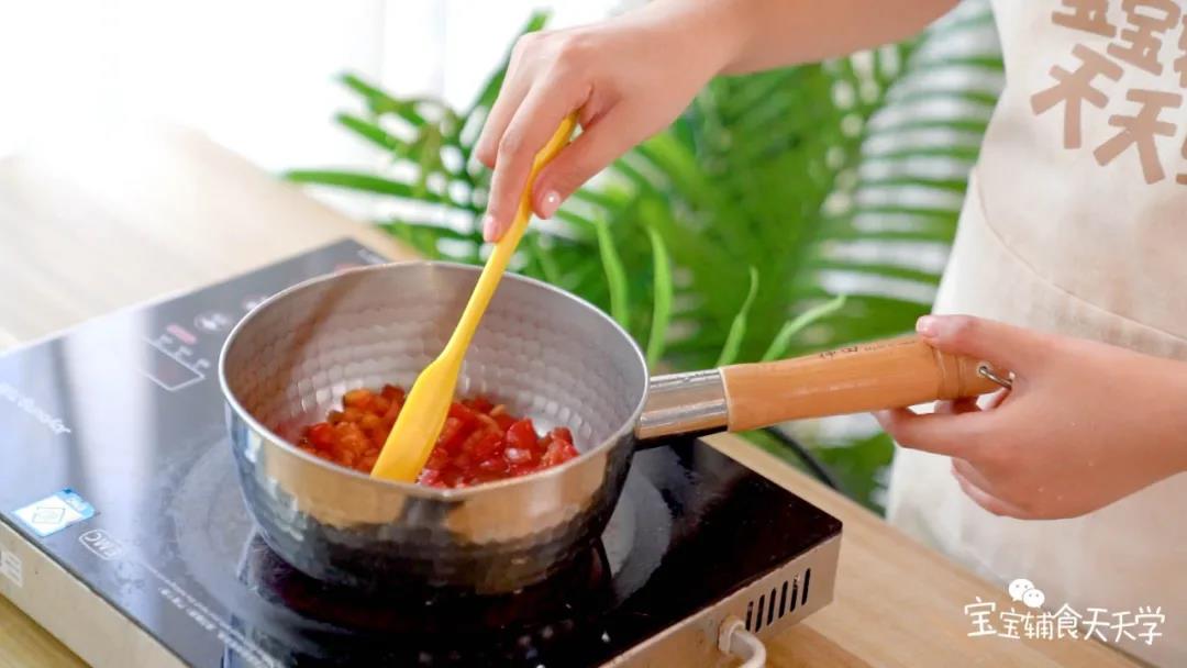 热锅倒油，加入番茄碎煮至软烂，加水煮至沸腾