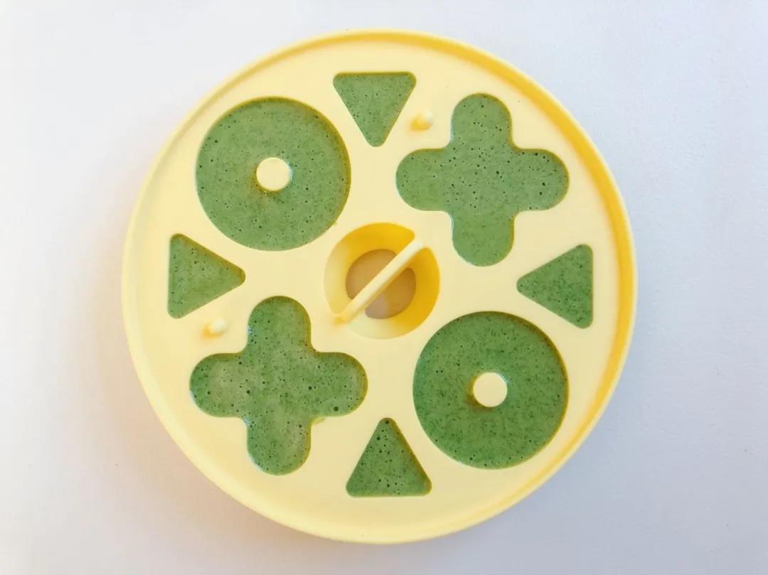 裱花袋顶部剪一个小口，将面糊均匀挤入可蒸制的模具内。