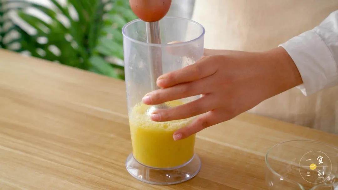 橙子去皮，加适量水，榨汁，倒入碗中