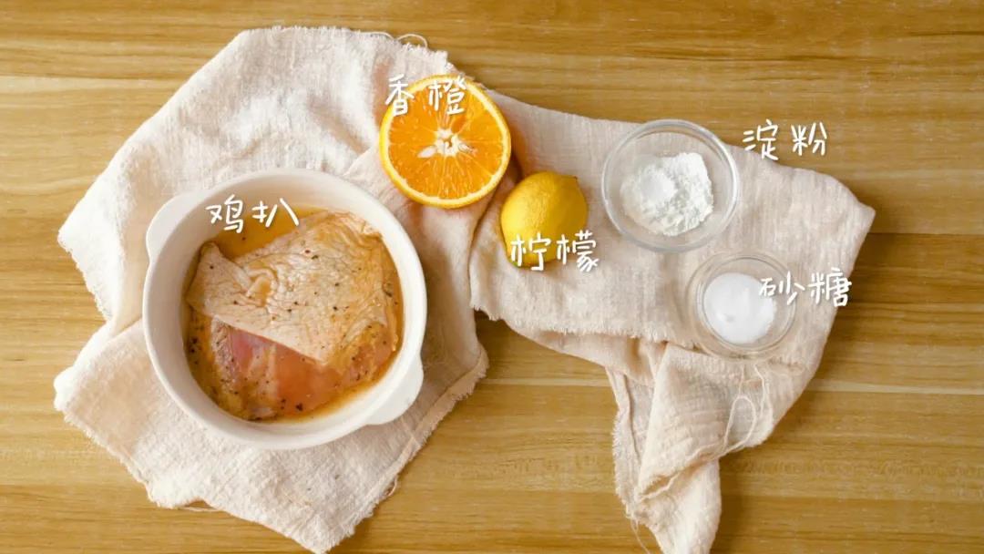 准备食材：去骨鸡扒 / 1块，橙子 / 半个，柠檬 / 半个，白砂糖、淀粉 / 适量