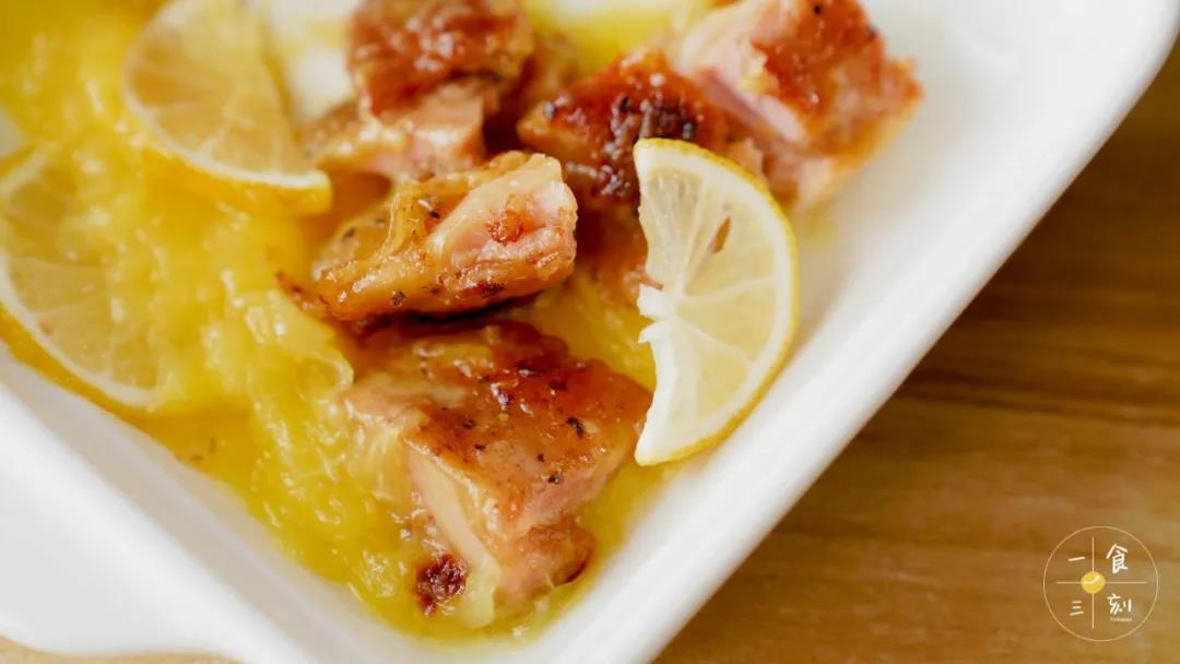 鸡肉滑嫩多汁，搭配橙香西柠汁，味道变得更加丰富，有了橙子肉的加入，更是多了一份水润感，清新又开胃。