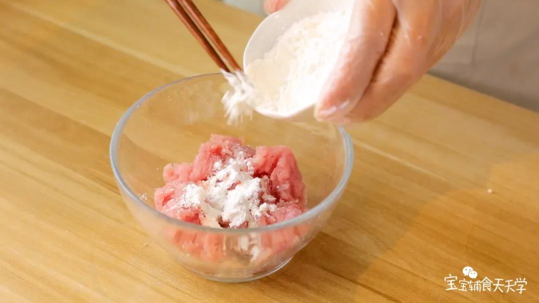 加入盐和一小勺淀粉搅匀