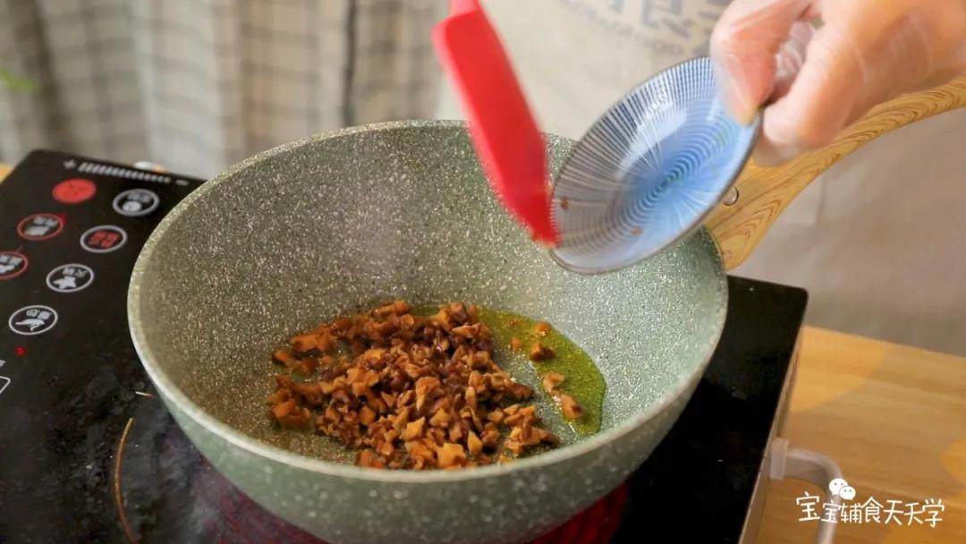 热锅倒油，香菇炒香