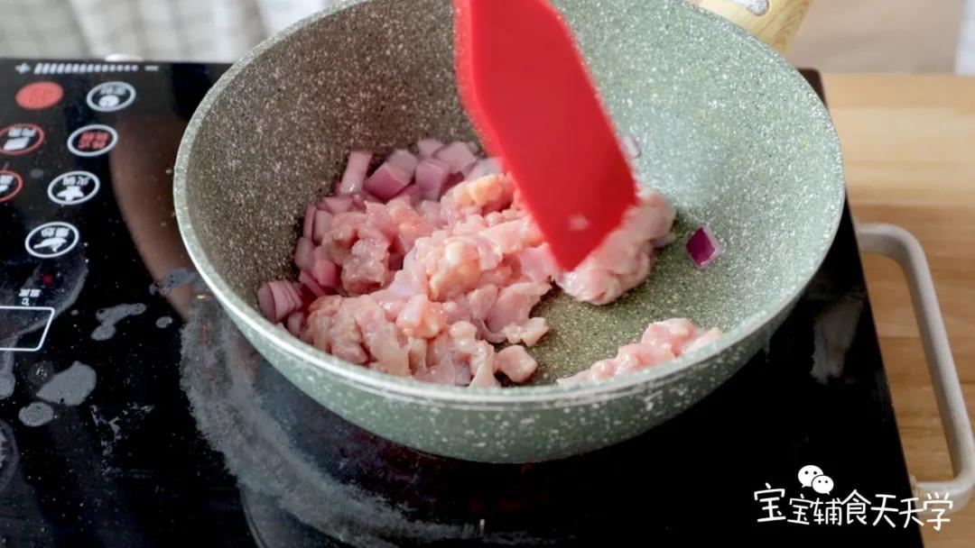 倒入鸡腿肉翻炒