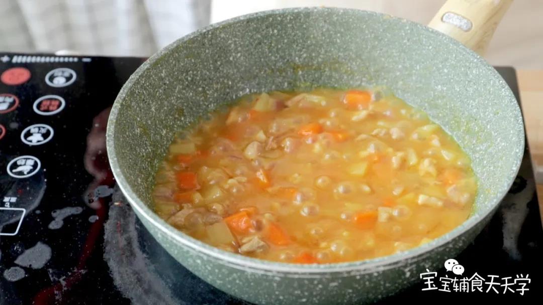 搅拌至咖喱块融化，转小火，焖煮至熟透入味