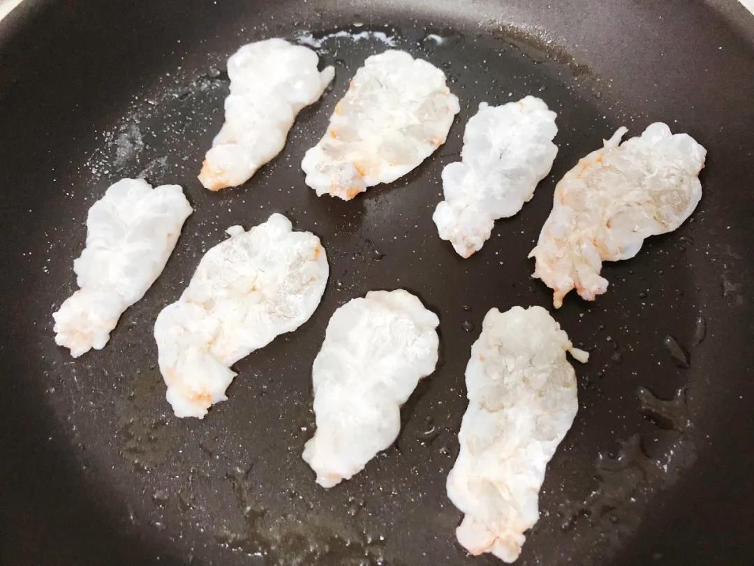 第5步：平底锅倒入少许油，放入做好的虾片。