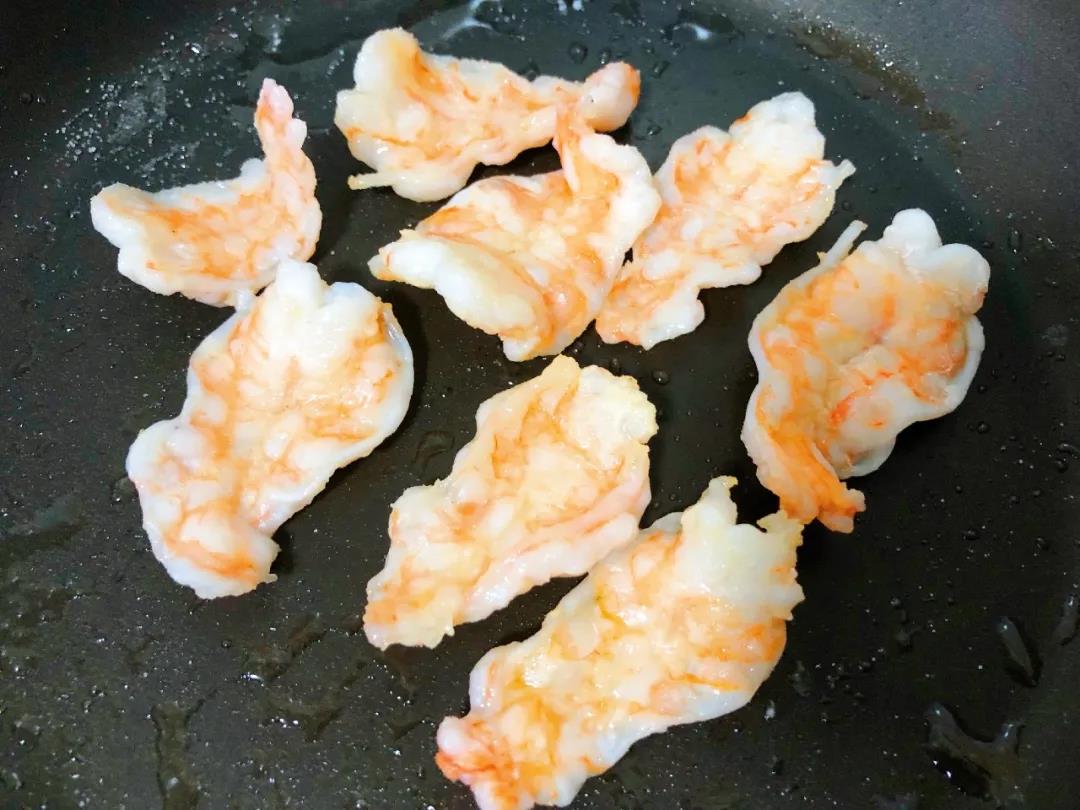 第6步：转小火，煎至虾片两面变色、虾肉明显蜷缩起来。
