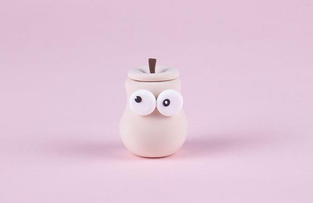 步骤4：把叶柄粘在盖子上，然后放在梨子上部，粘上眼睛，梨玩偶的大体雏形就做好了。