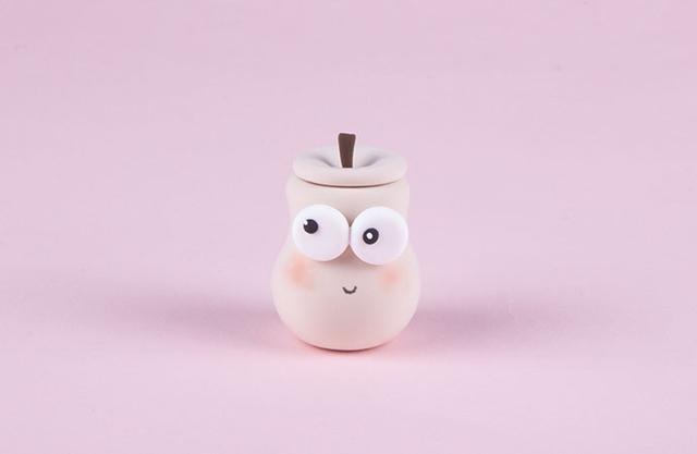 步骤5：用黑色笔画出嘴巴，然后涂上一点腮红，这样梨玩偶就做好了。