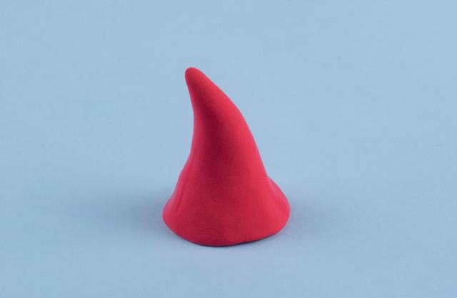 步骤2：然后红色粘土做一个圣诞帽。