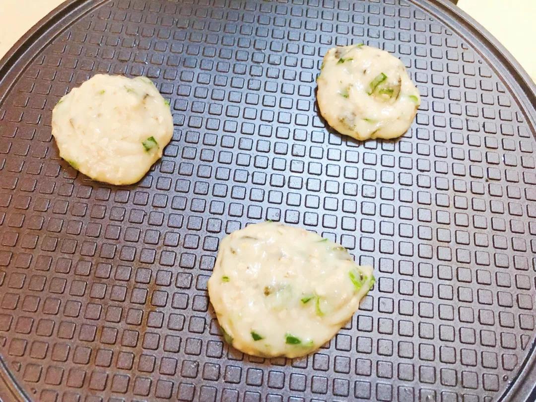 蛋糕机装入蛋卷烤盘，充分预热后，少量分次舀入面糊。